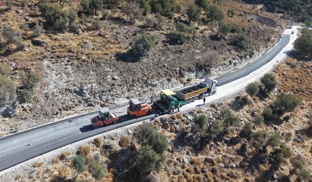 İzmir’in dört bir yanında asfalt mesaisi: İlçe ilçe yol yenileme çalışmaları