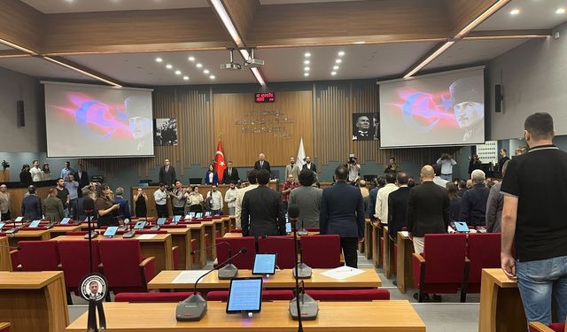 İzmir Büyükşehir Belediyesi meclis toplantısı yeterli sayıya ulaşılamaması nedeniyle ertelendi