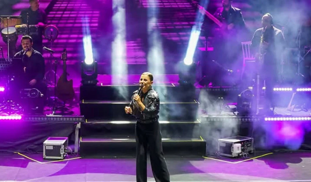 Konser sırasında merdivenden düştü: Ünlü şarkıcı hastaneye kaldırıldı