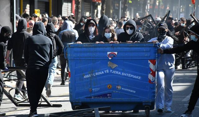 Arnavutluk’ta öğrenci protestoları büyüyor: Eğitim Bakanlığı binası ateşe verildi!