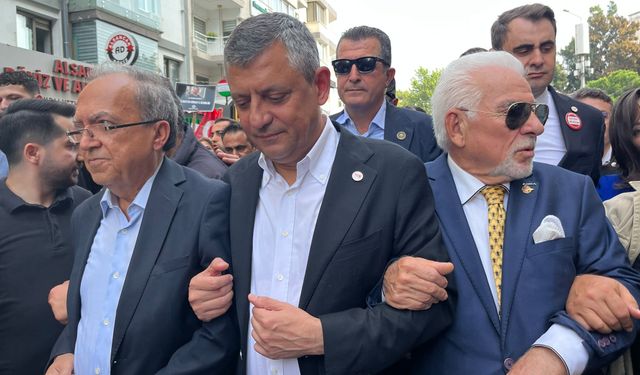 Özgür Özel İzmir’de konuştu: Basının yanındayız