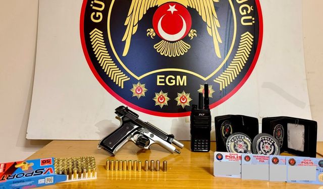 İzmir'de polisim diyerek sosyal medyada silah sergiledi! Gerçek polislerin operasyonuyla gözaltına alındı!