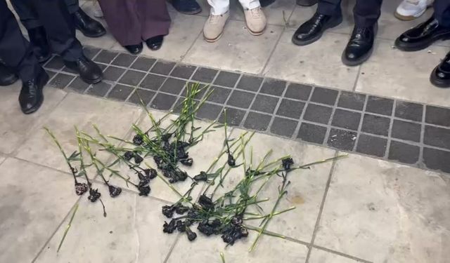 YENİ Parti'nin Cemil Tugay protestosunda 9 Eylül Kapısı önüne karanfil bırakıldı