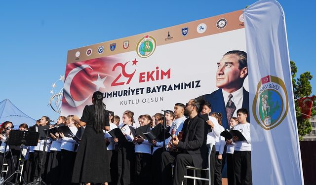 Karşıyakalı öğrencilerden Cumhuriyet Bayramı’na renk katan gösteriler