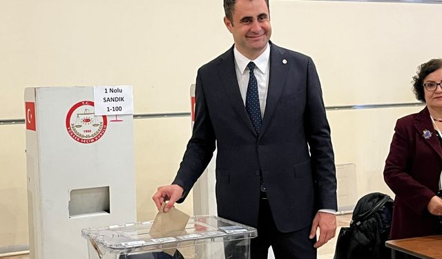 Çağatay Güç, YENİ Parti İzmir İl Kongresi’nde oyunu kullandı