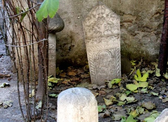 İzmir İplikçi Dede Türbesi nerede? Basmane İplikçi Dede Türbesi'ne nasıl gidilir?