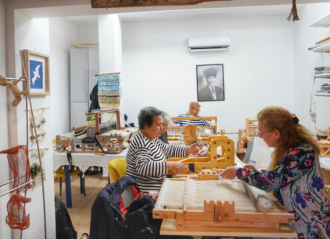 Çeşme’de 60 yaş üstü için üretim atölyeleri başlıyor