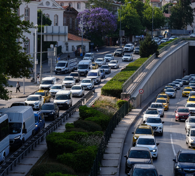 Buca –Gaziemir istikametinde yol çalışması: Sol şerit trafiğe kapatıldı