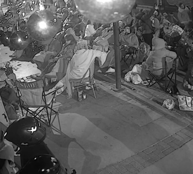 Alsancak’ta indirim sabahlattı: Mağaza önünde ilginç görüntüler oluştu