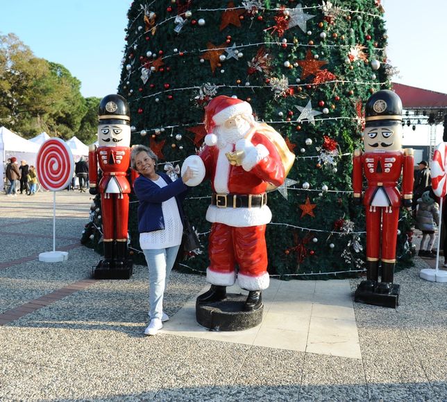 Karşıyaka’da yeni yıl coşkusu başladı! Festival 31 Aralık’a kadar Zühtü Işıl Meydanı’nda