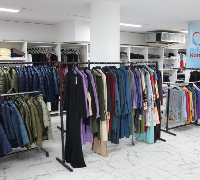 Konak’ta dayanışma büyüyor: Giysi Market açıldı