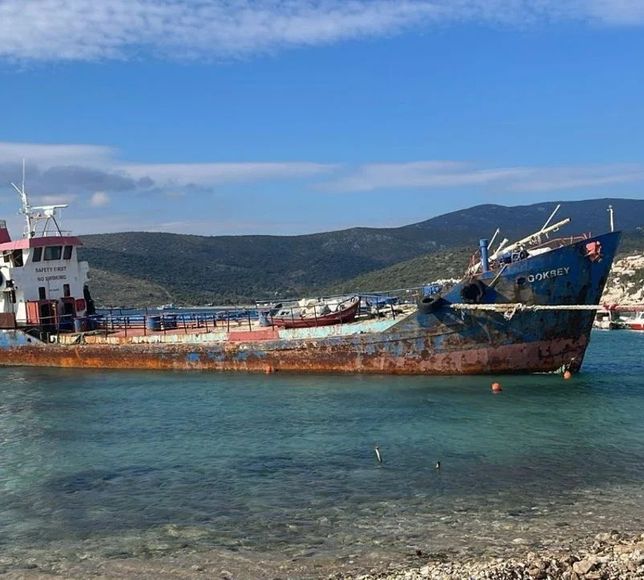 “Zehir gemisi” hâlâ Urla’da: Tepkilere rağmen enkaz kaldırılmadı