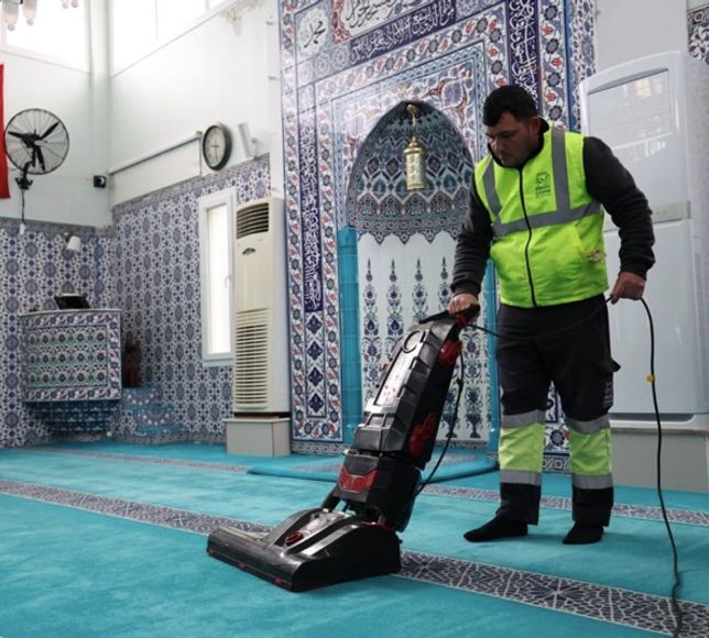 Çeşme’de Ramazan hazırlığı: Camilerde kapsamlı temizlik seferberliği