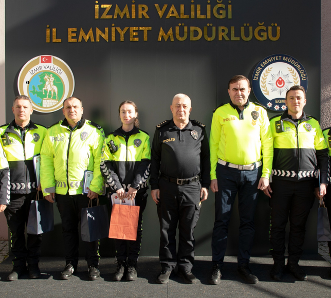 Silahlı şahısları etkisiz hale getiren trafik polisleri ödüllendirildi