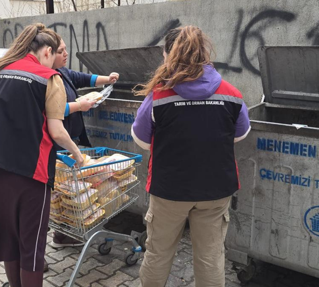 Menemen’de skandal denetim: Son tüketim tarihi geçmiş 100 kilo tavuk imha edildi