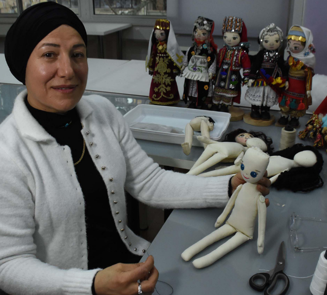 Halk oyunlarından atölyeye: Bez bebeklerle kültürü yaşatıyor