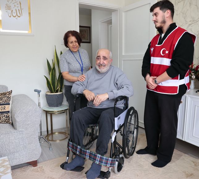 Konak’ta dayanışma büyüyor: Tekerlekli sandalyesine Konak Belediyesi ile ulaştı