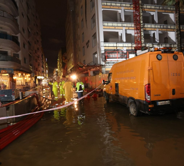 Deniz seviyesi 85 santimetreye yükseldi, Büyükşehir ekipleri sahada