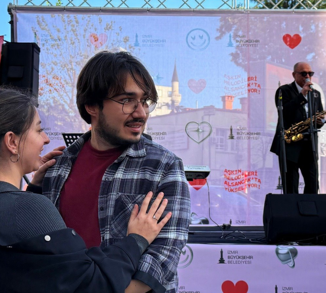 İzmir’de aşkla dolu melodiler Alsancak’ta yankılandı