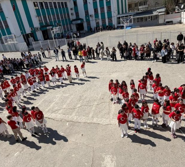 Balçova’da öğrencilerden anlamlı etkinlik: İstiklal Marşı’nı işaret diliyle söylediler
