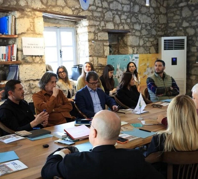 Çeşme Belediyesi’nin sosyal konut projesi İzmir milletvekillerine tanıtıldı