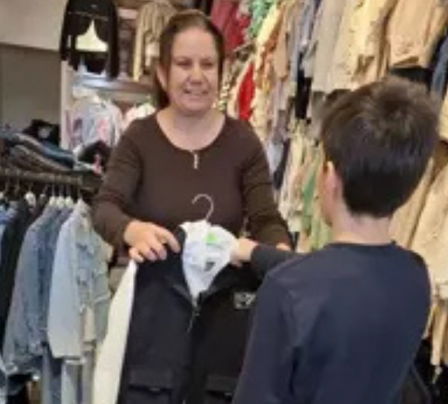 Çamdibi’nin “Ömür Ablası” Ramazan öncesi 90 çocuğu sevindirdi