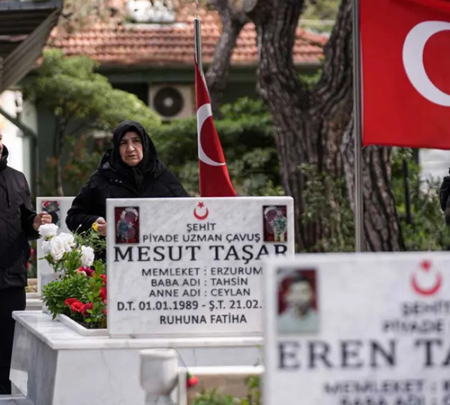 İzmir’de şehit ailelerinin ilk durağı kabirler oldu