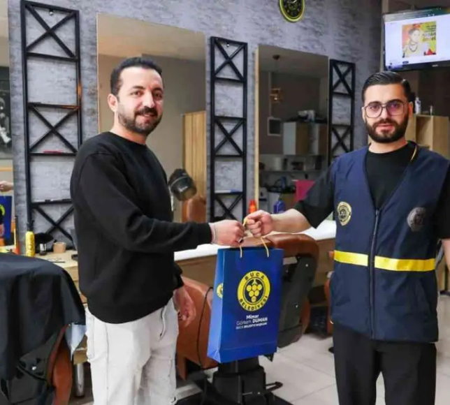 Buca Belediyesi’nden berber esnafına bayramda destek