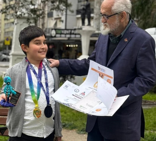 İzmirli emekli akademisyene bayram sevinci: Madalyalar torundan geldi