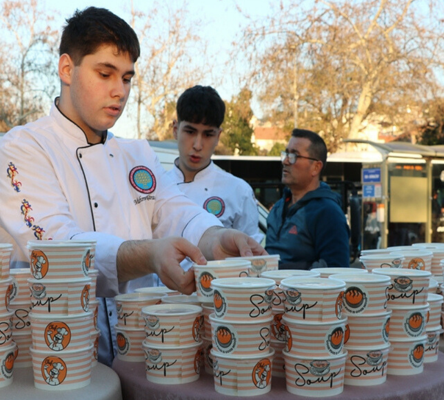 İzmir’de meslek lisesi öğrencilerinden kendi hazırladıkları yiyeceklerle bin kişilik iftar