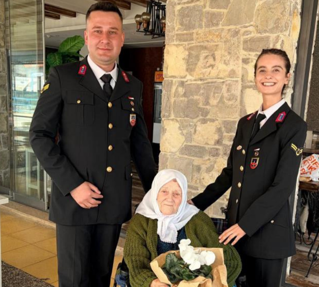 Çeşme Jandarma ekipleri Yaşlılar Haftası'nda 98 yaşındaki Muzaffer nineyi yalnız bırakmadı