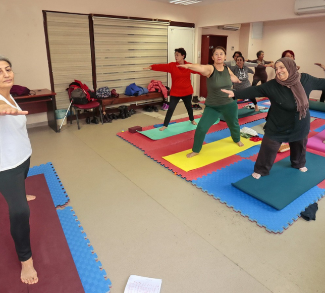 Konak'tan İleri Yaş'a sağlıklı mola: Yoga kursuyla zinde kalıyorlar