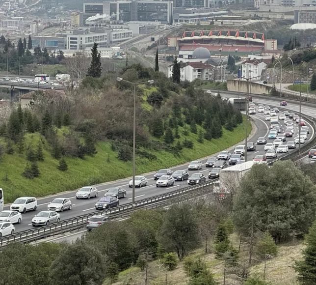 Trafikte bayram tatili yoğunluğu: İstanbul-İzmir Otoyolu'nda trafik durma noktasına geldi