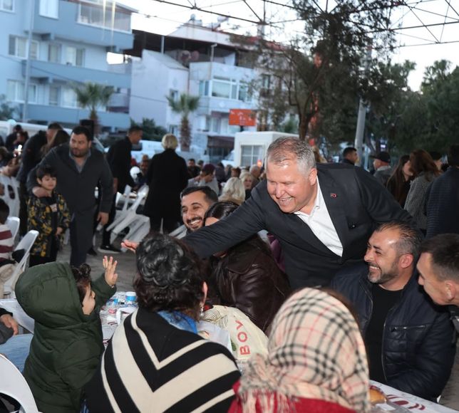 Gönül sofraları Urla’yı birleştirdi: Binlerce vatandaş aynı sofrada buluştu
