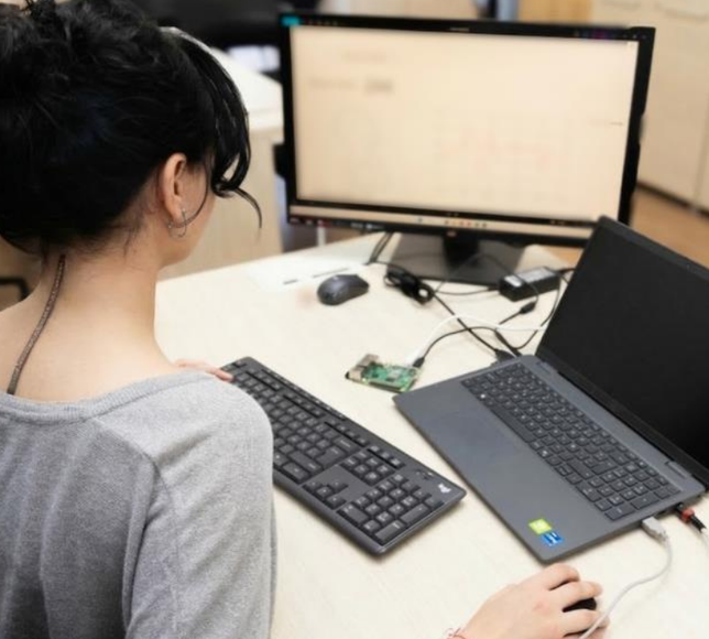 Yaşar Üniversitesi’nden yapay zekayla ofis ergonomisi: Boyun ve bel ağrılarına sensörlü çözüm