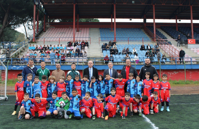 Ödemiş’te bahar şenlikleri sporla başladı: Binlerce öğrenci sahada