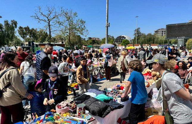 Karşıyaka'da çocuklardan dayanışma dersi: 2'nci El Pazarına yoğun ilgi