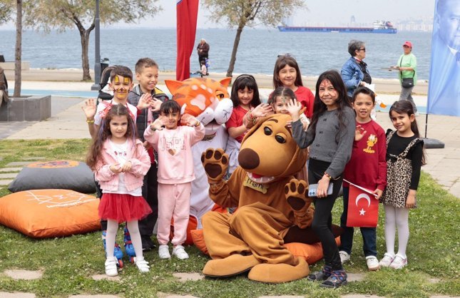 Konak’ta 23 Nisan coşkusu meydanlara taştı: Çocuk şenliği büyük ilgi gördü