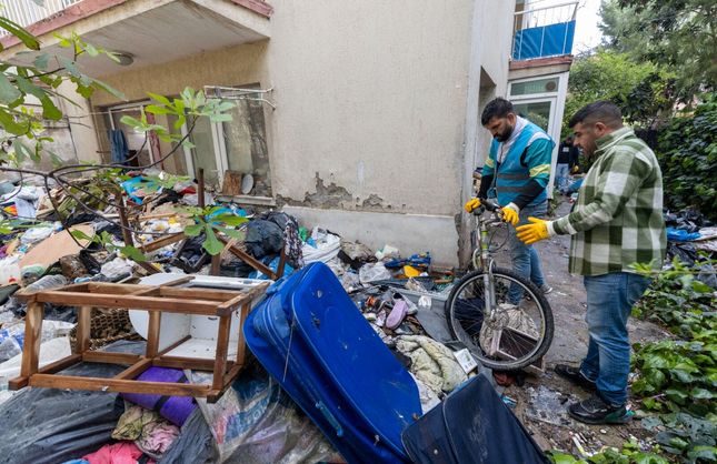 Bostanlı’da çöp ev temizlendi: 3 ton atık çıkarıldı