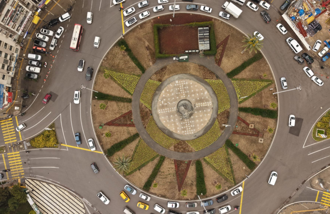 İzmir’de 9 Eylül Meydanı yeşil dokusuyla yenilendi