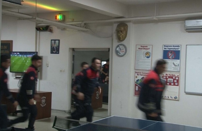 Maçı bırakıp göreve koştular: İtfaiyeden örnek davranış