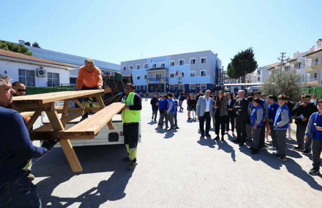 Çeşme Belediyesinden okullara sosyal alan desteği