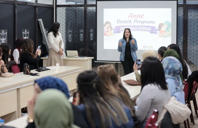 Konak’ta Anne Destek Programı mezunlarını verdi: 25 anneye sertifika