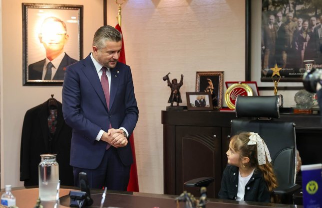 Buca’da 23 Nisan geleneği: Başkanlık koltuğu minik Adasu’ya emanet