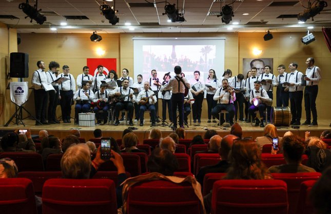 Buca’da notalar otizm farkındalığı için yükseldi