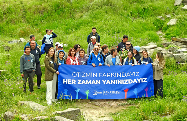 Çeşme'de otizme destek yürüyüşü