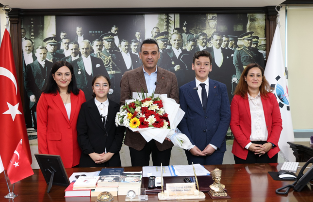 Çiğli’de 23 Nisan geleneği: Başkanlık koltuğu bu yıl üç çocuğa emanet