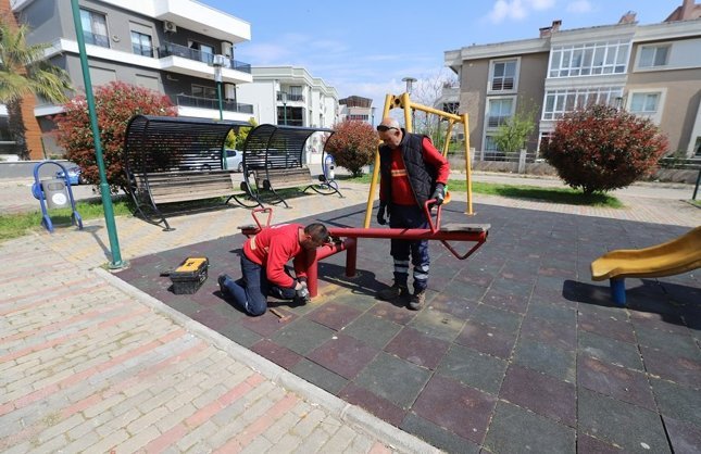 Menderes’te parklar yenileniyor: Tütüncüoğlu Parkı baştan sona yenilendi