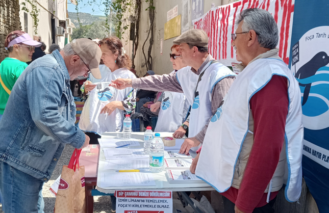Foçalılar dip çamuru döküm alanına karşı imza kampanyası başlattı