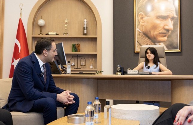 Balçova’da 23 Nisan geleneği: Başkanlık koltuğu Defne’ye emanet